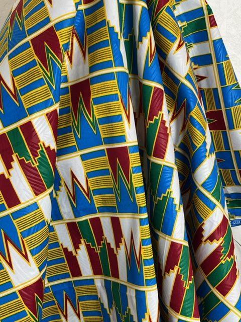 tissu traditionnel africain en Wax bleu, blanc, jaune et bordeaux